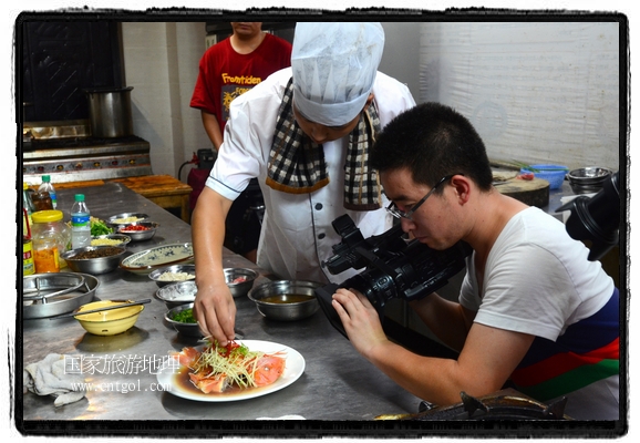 此次攝制組通過拍攝婺源代表名菜糊豆腐、粉蒸肉、荷包紅魚、賽鵝頸及地方小吃清明果、灰汁果、糯米子糕等來詮釋婺源美食經(jīng)典，展示婺源食文化，打造獨屬婺源的美食符號。