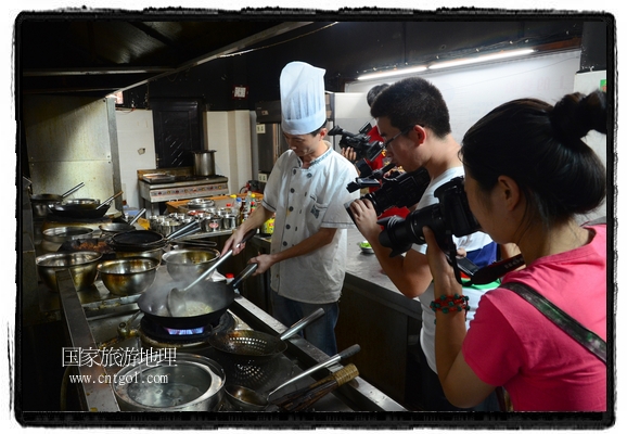 此次攝制組通過拍攝婺源代表名菜糊豆腐、粉蒸肉、荷包紅魚、賽鵝頸及地方小吃清明果、灰汁果、糯米子糕等來詮釋婺源美食經(jīng)典，展示婺源食文化，打造獨屬婺源的美食符號。