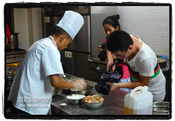 此次攝制組通過拍攝婺源代表名菜糊豆腐、粉蒸肉、荷包紅魚、賽鵝頸及地方小吃清明果、灰汁果、糯米子糕等來詮釋婺源美食經(jīng)典，展示婺源食文化，打造獨屬婺源的美食符號。