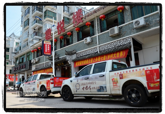 此次攝制組通過拍攝婺源代表名菜糊豆腐、粉蒸肉、荷包紅魚、賽鵝頸及地方小吃清明果、灰汁果、糯米子糕等來詮釋婺源美食經(jīng)典，展示婺源食文化，打造獨屬婺源的美食符號。