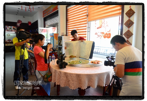 此次攝制組通過拍攝婺源代表名菜糊豆腐、粉蒸肉、荷包紅魚、賽鵝頸及地方小吃清明果、灰汁果、糯米子糕等來詮釋婺源美食經(jīng)典，展示婺源食文化，打造獨屬婺源的美食符號。