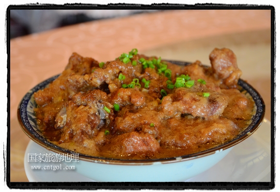 此次攝制組通過拍攝婺源代表名菜糊豆腐、粉蒸肉、荷包紅魚、賽鵝頸及地方小吃清明果、灰汁果、糯米子糕等來詮釋婺源美食經(jīng)典，展示婺源食文化，打造獨屬婺源的美食符號。