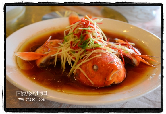 此次攝制組通過拍攝婺源代表名菜糊豆腐、粉蒸肉、荷包紅魚、賽鵝頸及地方小吃清明果、灰汁果、糯米子糕等來詮釋婺源美食經(jīng)典，展示婺源食文化，打造獨屬婺源的美食符號。