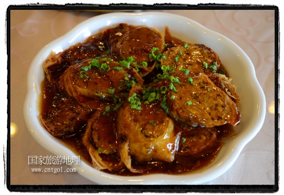 此次攝制組通過拍攝婺源代表名菜糊豆腐、粉蒸肉、荷包紅魚、賽鵝頸及地方小吃清明果、灰汁果、糯米子糕等來詮釋婺源美食經(jīng)典，展示婺源食文化，打造獨屬婺源的美食符號。