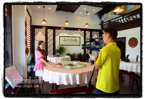 此次攝制組通過拍攝婺源代表名菜糊豆腐、粉蒸肉、荷包紅魚、賽鵝頸及地方小吃清明果、灰汁果、糯米子糕等來詮釋婺源美食經(jīng)典，展示婺源食文化，打造獨屬婺源的美食符號。