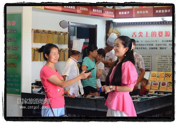 此次攝制組通過拍攝婺源代表名菜糊豆腐、粉蒸肉、荷包紅魚、賽鵝頸及地方小吃清明果、灰汁果、糯米子糕等來詮釋婺源美食經(jīng)典，展示婺源食文化，打造獨屬婺源的美食符號。