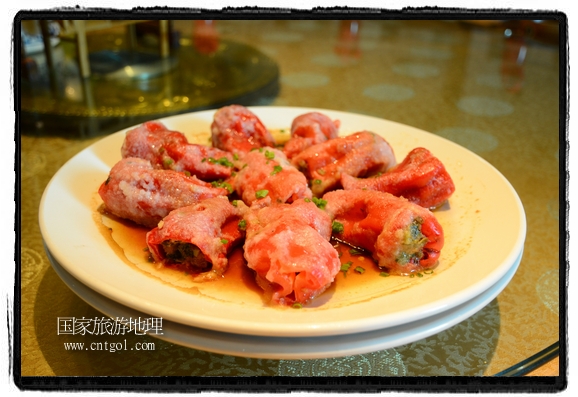 此次攝制組通過拍攝婺源代表名菜糊豆腐、粉蒸肉、荷包紅魚、賽鵝頸及地方小吃清明果、灰汁果、糯米子糕等來詮釋婺源美食經(jīng)典，展示婺源食文化，打造獨屬婺源的美食符號。