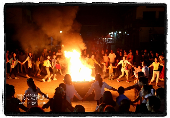 甘肅平?jīng)鍪嗅轻脊沛?zhèn)舉辦了篝火晚會，1000余名市民參與其中，大家載歌載舞，在歡快熱鬧的氣氛中為每一位父親送祝福。父親節(jié)（Father's Day），顧名思義是感恩父親的節(jié)日。約始于二十世紀初，起源于美國，現(xiàn)已廣泛流傳于世界各地，節(jié)日日期因地域而存在差異。