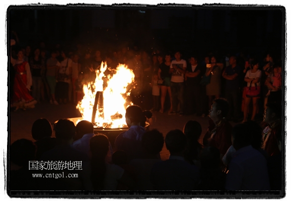 甘肅平?jīng)鍪嗅轻脊沛?zhèn)舉辦了篝火晚會，1000余名市民參與其中，大家載歌載舞，在歡快熱鬧的氣氛中為每一位父親送祝福。父親節(jié)（Father's Day），顧名思義是感恩父親的節(jié)日。約始于二十世紀初，起源于美國，現(xiàn)已廣泛流傳于世界各地，節(jié)日日期因地域而存在差異。