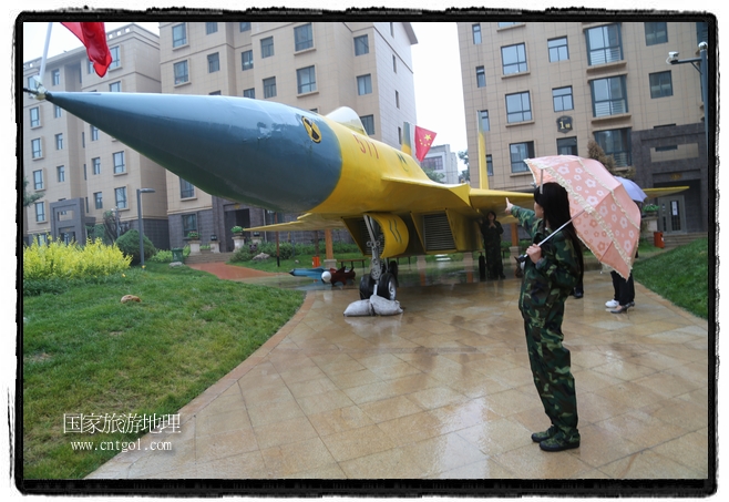小區(qū)突然出現(xiàn)“飛機(jī)坦克”，其中殲15艦載戰(zhàn)斗機(jī)一架、99式主戰(zhàn)坦克一輛、武直-10武裝直升機(jī)一架，吸引了眾多市民雨中圍觀、合影。