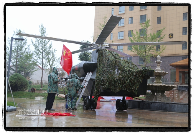 小區(qū)突然出現(xiàn)“飛機(jī)坦克”，其中殲15艦載戰(zhàn)斗機(jī)一架、99式主戰(zhàn)坦克一輛、武直-10武裝直升機(jī)一架，吸引了眾多市民雨中圍觀、合影。