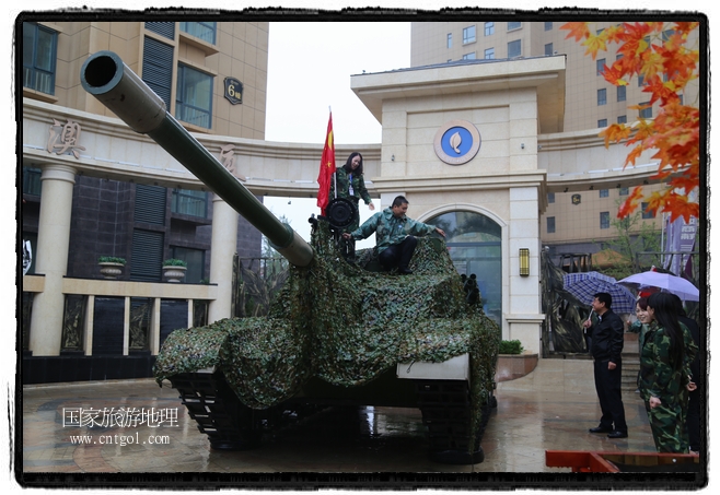 小區(qū)突然出現(xiàn)“飛機(jī)坦克”，其中殲15艦載戰(zhàn)斗機(jī)一架、99式主戰(zhàn)坦克一輛、武直-10武裝直升機(jī)一架，吸引了眾多市民雨中圍觀、合影。