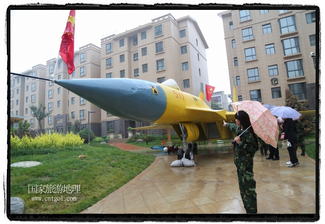 小區(qū)突然出現(xiàn)“飛機(jī)坦克”，其中殲15艦載戰(zhàn)斗機(jī)一架、99式主戰(zhàn)坦克一輛、武直-10武裝直升機(jī)一架，吸引了眾多市民雨中圍觀、合影。