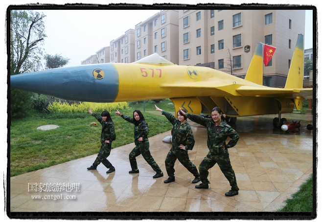 小區(qū)突然出現(xiàn)“飛機(jī)坦克”，其中殲15艦載戰(zhàn)斗機(jī)一架、99式主戰(zhàn)坦克一輛、武直-10武裝直升機(jī)一架，吸引了眾多市民雨中圍觀、合影。