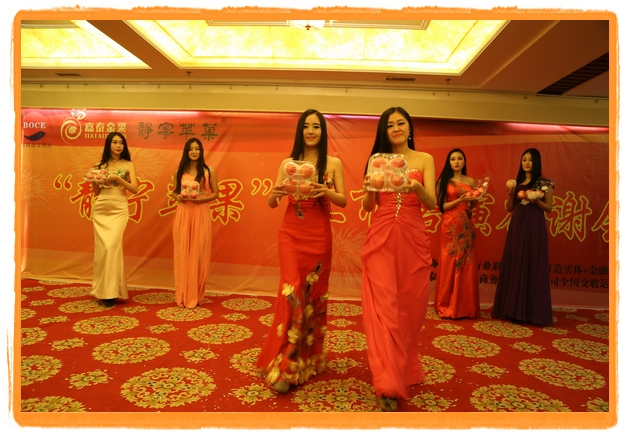 甘肅平涼：妙齡妹子表演T臺秀 不秀身材秀“金果”（圖）