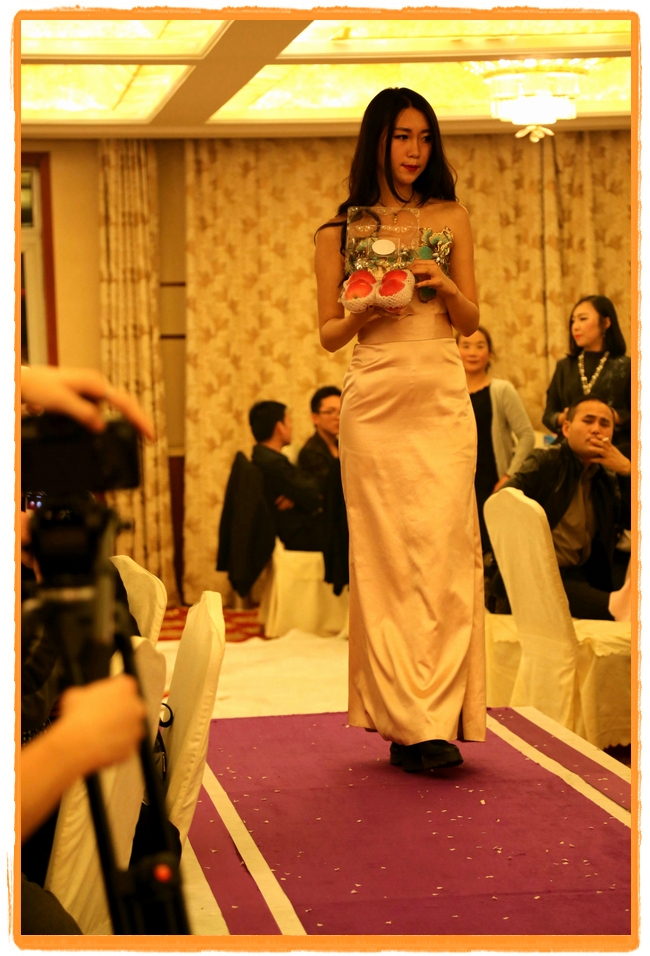 甘肅平涼：妙齡妹子表演T臺秀 不秀身材秀“金果”（圖）