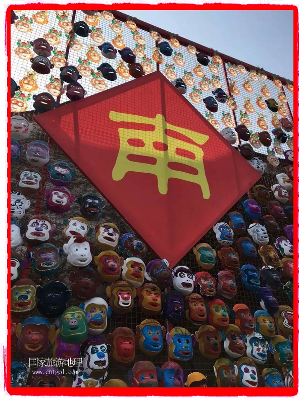 中國規(guī)模最大的猴面具彩繪在南潯古鎮(zhèn)展示。猴子真是今年最紅的動物。 