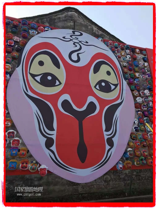 中國規(guī)模最大的猴面具彩繪在南潯古鎮(zhèn)展示。猴子真是今年最紅的動物。 