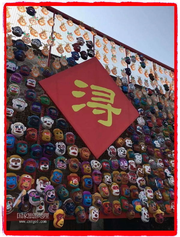 中國規(guī)模最大的猴面具彩繪在南潯古鎮(zhèn)展示。猴子真是今年最紅的動物。 