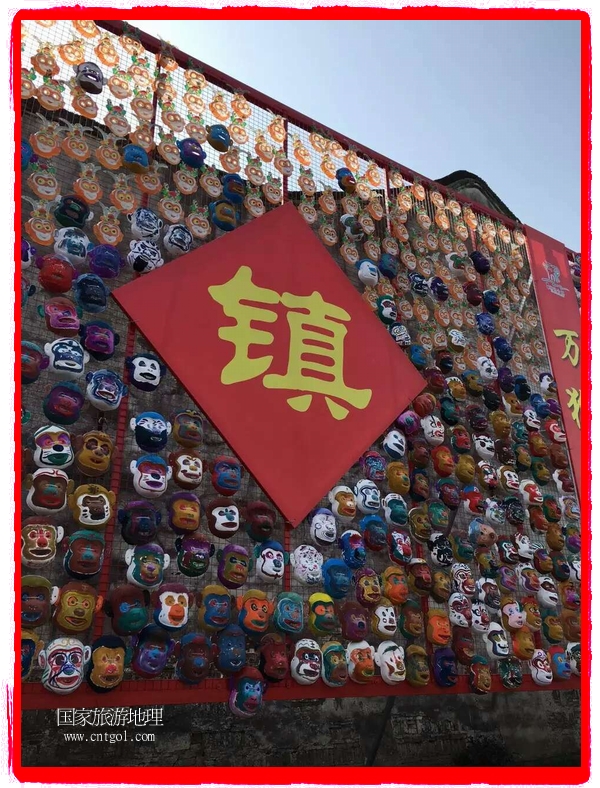 中國規(guī)模最大的猴面具彩繪在南潯古鎮(zhèn)展示。猴子真是今年最紅的動物。 