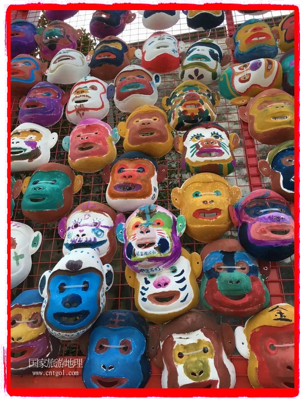 中國規(guī)模最大的猴面具彩繪在南潯古鎮(zhèn)展示。猴子真是今年最紅的動物。 