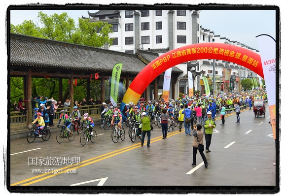 來(lái)自江西、安徽、浙江、福建等省市近千名選手參加了比賽，婺源賽道沿途的秀美風(fēng)光和徽派古村落，給參賽選手留下美好的印象。