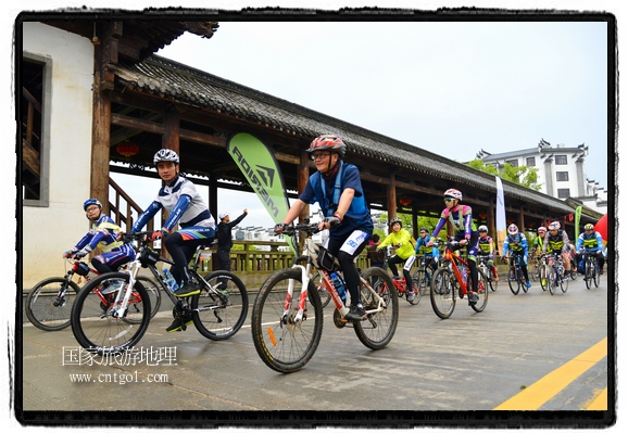 來(lái)自江西、安徽、浙江、福建等省市近千名選手參加了比賽，婺源賽道沿途的秀美風(fēng)光和徽派古村落，給參賽選手留下美好的印象。