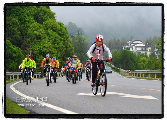 來(lái)自江西、安徽、浙江、福建等省市近千名選手參加了比賽，婺源賽道沿途的秀美風(fēng)光和徽派古村落，給參賽選手留下美好的印象。