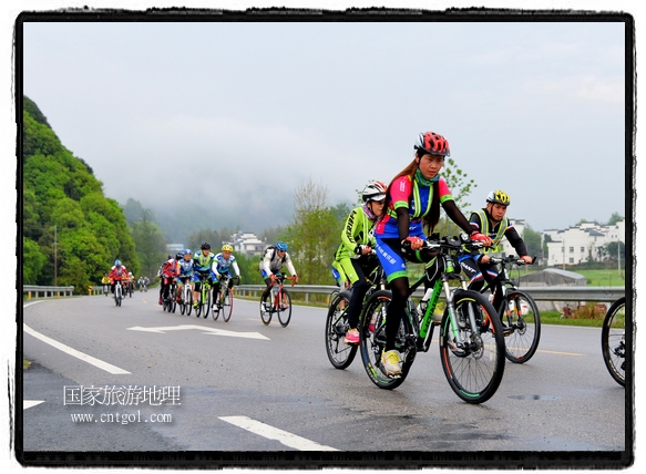 來(lái)自江西、安徽、浙江、福建等省市近千名選手參加了比賽，婺源賽道沿途的秀美風(fēng)光和徽派古村落，給參賽選手留下美好的印象。