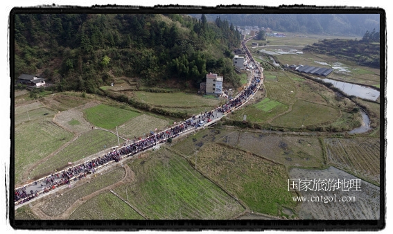 1700桌合攏宴，總長3.7公里，10380人同桌就餐，創(chuàng)歷史之最